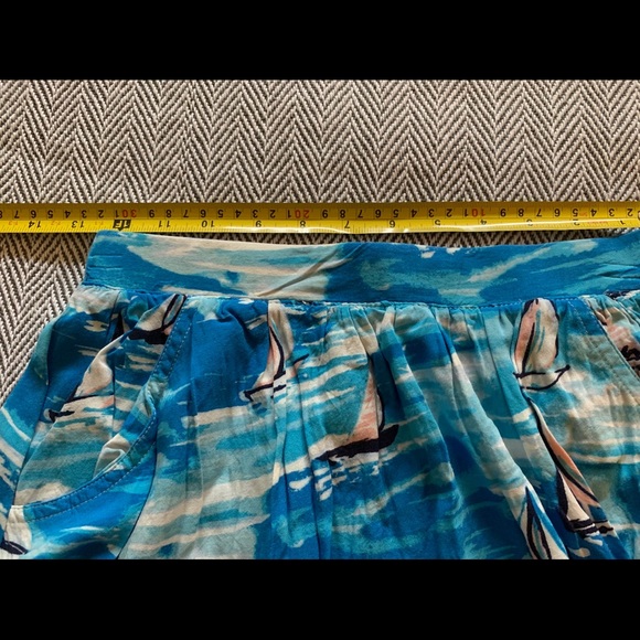 Surfs up! Cute mini skirt w/pockets! - Picture 4 of 5